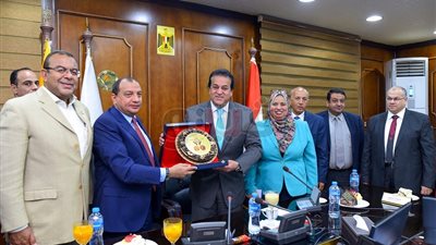 وزير التعليم العالي ورئيس جامعة بني سويف يشهدان حفل تخرج الدفعة السادسة بكلية الهندسة