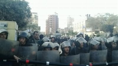 ضباط  يتجهون لمنزل 