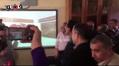 مدبولي يلتقط صورا تذكارية مع طالبات مدرسة الشهيد عصام سرو ببني سويف