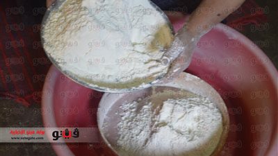 بالفيديو والصور.. ربات بيوت: كعك البيت أرخص من المحال.. صناعته في المنزل عادة سنوية ويوفر لنا متعة تشكيل العجين.. وأخريات: الجاهز أريح للبال.. والأطفال بيمنعوني إني أحضره في الشقة