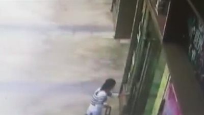 لحظة سقوط باب زجاجي على صاحبة المتجر (فيديو)