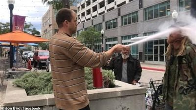 رجل يصوب طفاية الحريق في وجه مدخن (صور)