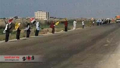 سلسلة بشرية لعناصر 