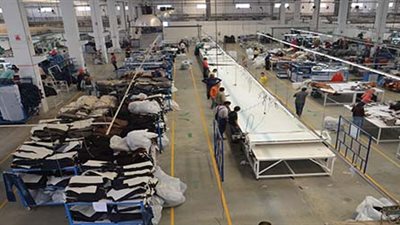 مدبولي للعاملين بمصنع إنتاج 