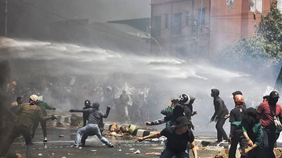 الشرطة اشتبكت معهم.. الآلاف يتظاهرون ضد تحريم الجنس بإندونيسيا (صور)