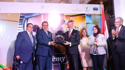 وزير القوى العاملة يشهد حفل تخرج 180 متدربا على الخدمات الفندقية