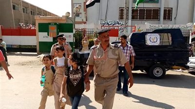 الشرطة تساعد التلاميذ في عبور طريق بالمنوفية (صور)