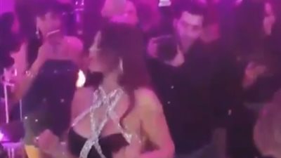 هيفاء وهبي تشعل حفل عيد ميلادها بالرقص على «برج الحوت» (فيديو)