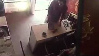 بالفيديو.. لحظة سرقة محل شهير لهواتف المحمول في أبو كبير