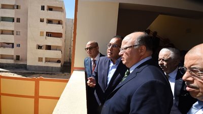 مدبولي يتفقد عشوائيات القاهرة بعد التطوير.. طفلة لرئيس الوزراء: 