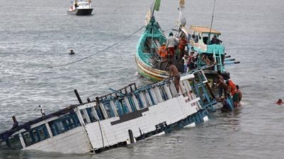 وصول 18 لبنانيًا ناجيًا من غرق العبارة الإندونيسية