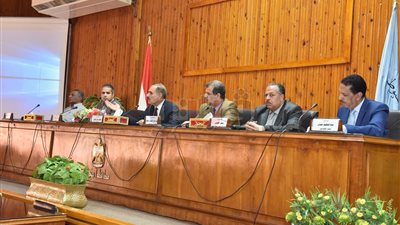 محافظ أسيوط يبحث تفعيل قانون التصالح في مخالفات البناء وتسهيل الإجراءات