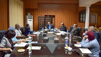 رئيس جامعة بني سويف يناقش اعتماد رؤية لجنة الإشراف الداخلي للشعب والبرامج