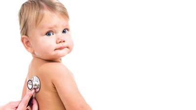 عالجي جفاف جلد طفلك بالماء وزيت اللوز