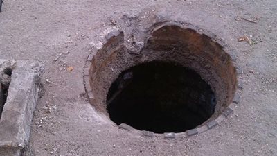 الحكومة تواجه مافيا أغطية البالوعات.. سرقة 30 ألف غطاء سنويا.. مقترحات بتركيب كاميرات مراقبة وتشديد العقوبات.. البرلمان يمنح الحكومة 60 يوما لحل الأزمة.. والأغطية الذكية 