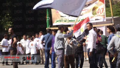 بالصور.. أهالي أسيوط يحتفلون بذكرى نصر أكتوبر أمام مبنى المحافظة