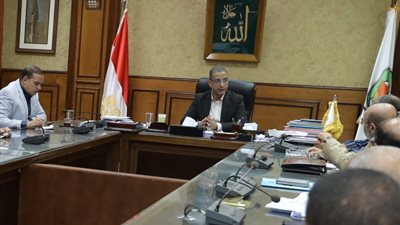 محافظ سوهاج يبحث استغلال أراضي شركة المياه غير المستغلة كمورد للمحافظة