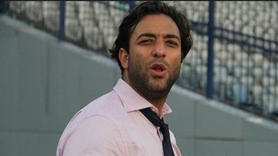 «ميدو» يشتبك مع أحد جماهير الزمالك بين شوطي مباراة سموحة