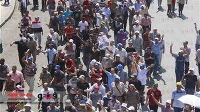 إرهابيو المعزول يطلقون الألعاب النارية أمام 