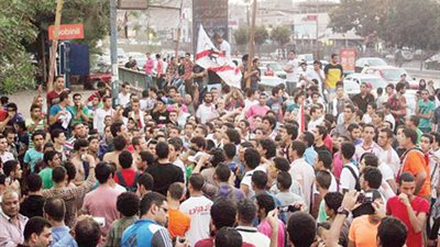 جماهير القلعة البيضاء تعتدي على حافلة سموحة قبل نهائي الكأس.. مدير الكرة بالنادي السكندري يحرر محضرا ضد عشاق «الأبيض».. رئيس الزمالك: «الإخوان» وراء الحادث.. وفرج عامر: الحادث لن ي