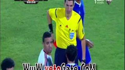 بالفيديو.. حكم نهائي الكأس يوجه الكارت الأحمر للاعب سموحة أمام الزمالك