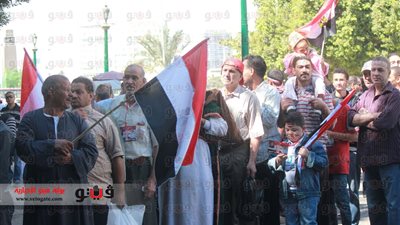 مديرية الشباب بالجيزة توزع أعلام مصر على الوافدين للتحرير