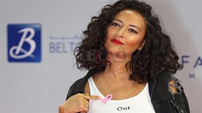 ياسمين غيث تظهر بشعار سرطان الثدي في مهرجان الجونة (فيديو)