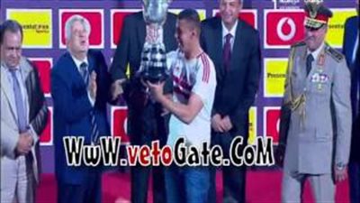 بالفيديو.. شاهد لحظات خوف رئيس الزمالك أثناء التتويج بالكأس
