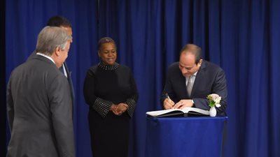 السيسي يدون كلمة في دفتر تشريفات الأمم المتحدة