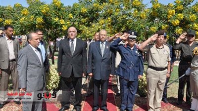 بالصور.. محافظ بني سويف يضع أكاليل الزهور على قبر الجندي المجهول