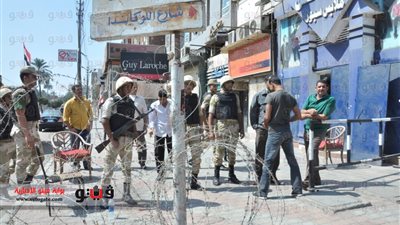 بالصور.. مؤيدون للسيسي يحتفلون بالزي العسكري أمام الاتحادية