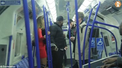 بالفيديو والصور.. رد فعل ركاب مترو لندن على معاكسة رجل لامرأة