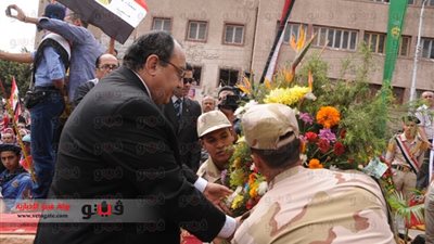 محافظ القليوبية يضع إكليلًا من الزهور على النصب التذكارى