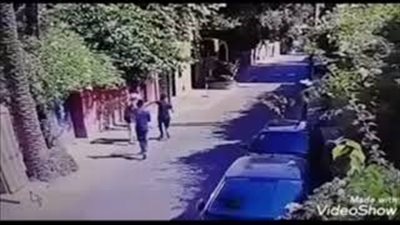 لحظة اعتداء لصين على السياح وسرقتهم بمراكش (فيديو)