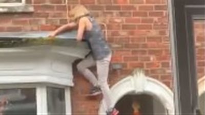 نهاية مروعة لفتاة حاولت تسلق الطابق الثاني (فيديو)