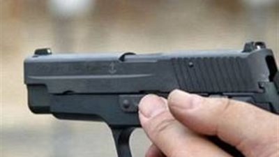 عامل يصيب نفسه بطلق ناري بعيادة طبيب لابتزازه ماديًا في سوهاج