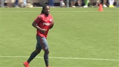 بالفيديو.. لاعب إيندهوفن يسجل هدفًا على طريقة «ميسى»