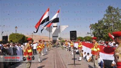 بالفيديو والصور.. محافظ أسوان يضع إكليلًا من الزهور على النصب التذكارى في احتفالات أكتوبر