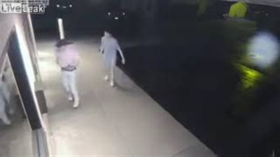 شاب يلقن مسنا الضربة القاضية دون سبب (فيديو)