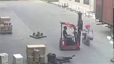 نهاية كارثية لفتاة تقود دراجتها أثناء انشغالها بهاتفها (فيديو)