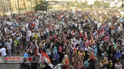 العشرات يغادرون