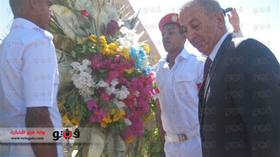بالفيديو والصور.. محافظ البحر الأحمر يضع إكليلًا من الزهور على النصب التذكاري