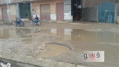 بالصور.. زحام مروري في شبرا الخيمة بسبب تجمعات مياه الأمطار