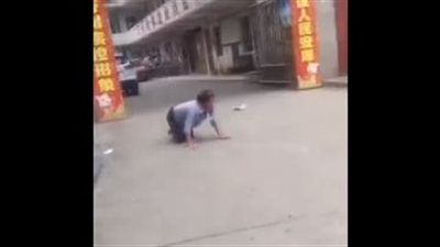 نهاية مروعة لامرأة تسير وتنبح كالكلاب في الشارع (فيديو)