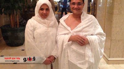 بالصورة.. عبد الرحيم على يؤدي العمرة برفقة ابنته