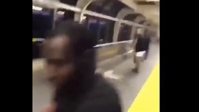 مشاجرة عنيفة بين رجل وامرأة داخل محطة مترو (فيديو)