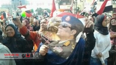بالصور.. سيدات الشرقية يرفعن صور السيسي احتفالًا بـ