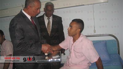 بالفيديو والصور.. محافظ البحر الأحمر يزور مرضى المستشفى العسكري بالغردقة