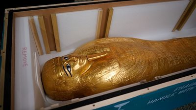 «تابوت الكاهن الذهبي».. تفاصيل سرقة القطعة الأثرية وكيف عادت للقاهرة (صور)