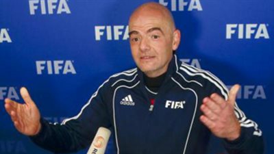 رئيس الـ«فيفا» يشارك في مباراة ودية مع نجوم العالم